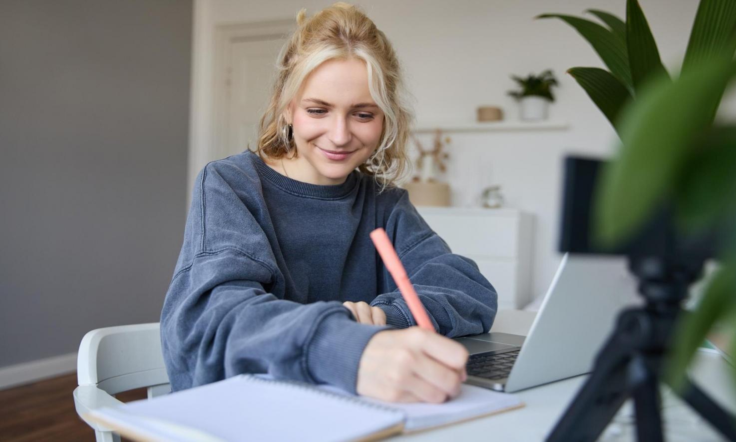 Profesional trabajando con hojas de cálculo financieras